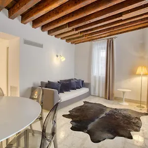 ca-margherita-loft-palazzo-grifalconi.hotelslidodijesolo.com/